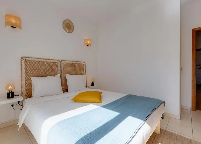 펜션 Townhouse With Stunning Sea Views And Terrace