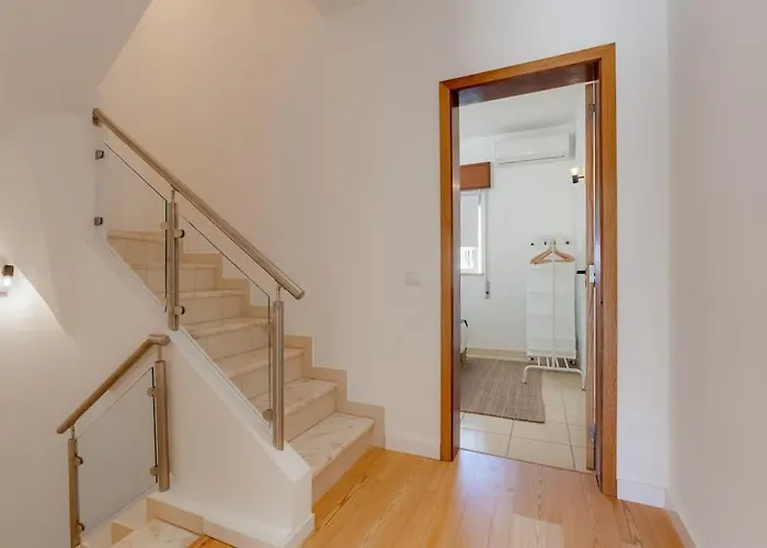 펜션 Townhouse With Stunning Sea Views And Terrace