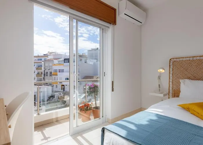 Townhouse With Stunning Sea Views And Terrace *