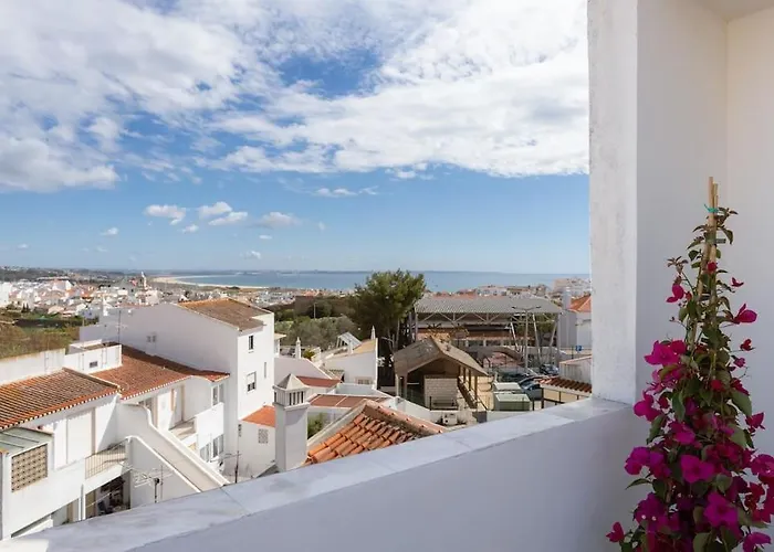 펜션 Townhouse With Stunning Sea Views And Terrace